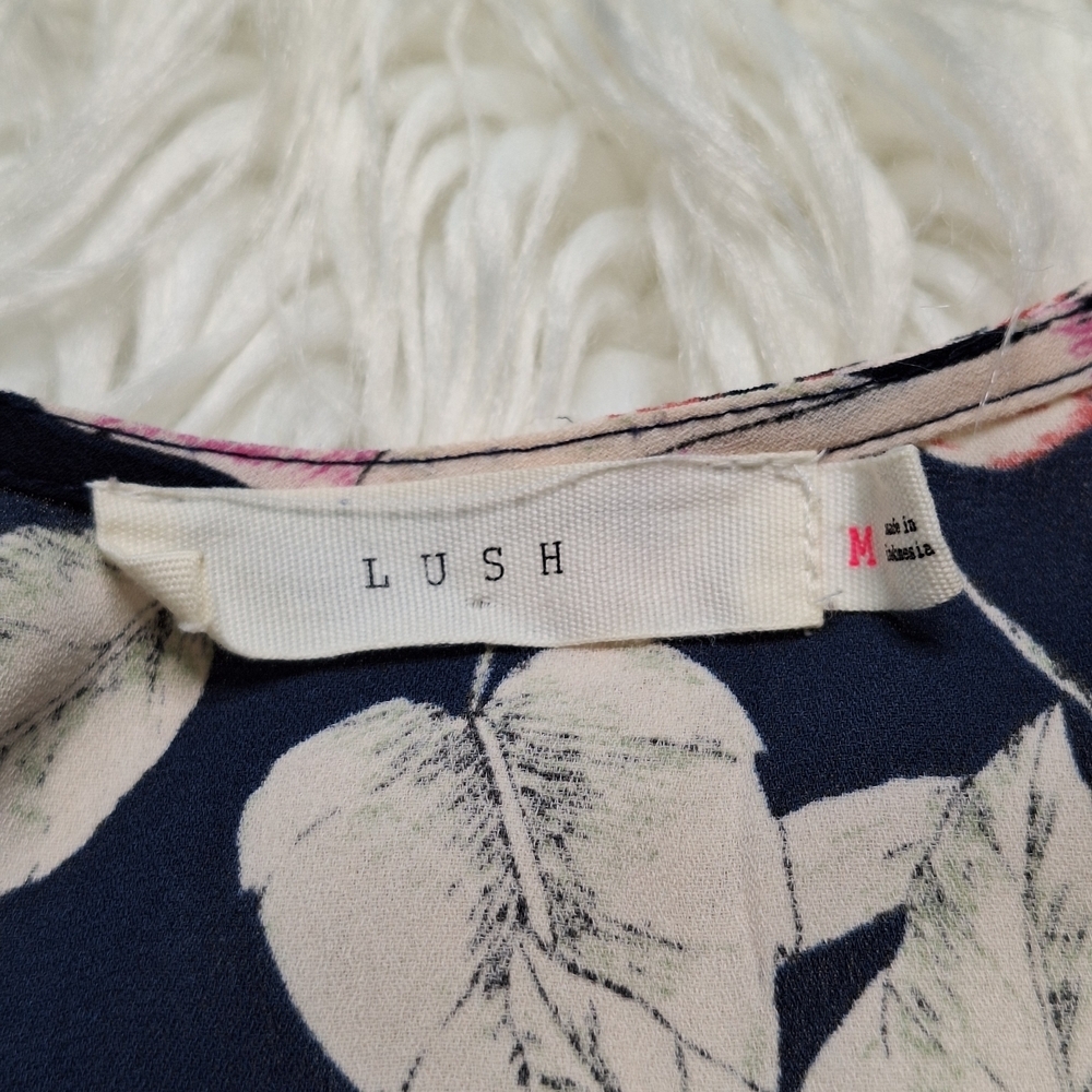 Lush Navy Tropical Print Sleeveless Casual Blouse - Picture 7 of 8